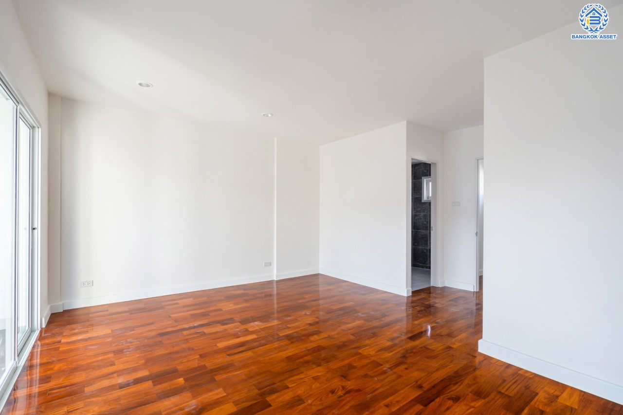 บ้านมือสองตกแต่งใหม่ ทำเลใจกลางเมือง ม.พาร์ค แกลเลอรี่ ประชาชื่น ทาวน์โฮม 3 ชั้น เนื้อที่ 22.5 ตร.ว. ฟังก์ชัน 3 ห้องนอน 3 ห้องน้ำ 2 ที่จอดรถ บนทำเลเดินทางสะดวก เชื่อมต่อหลายเส้นทาง ใกล้เดอะมอลล์งามวงศ์วาน เซ็นทรัลแจ้งวัฒนะ ทางด่วน "งามวงศ์วาน"